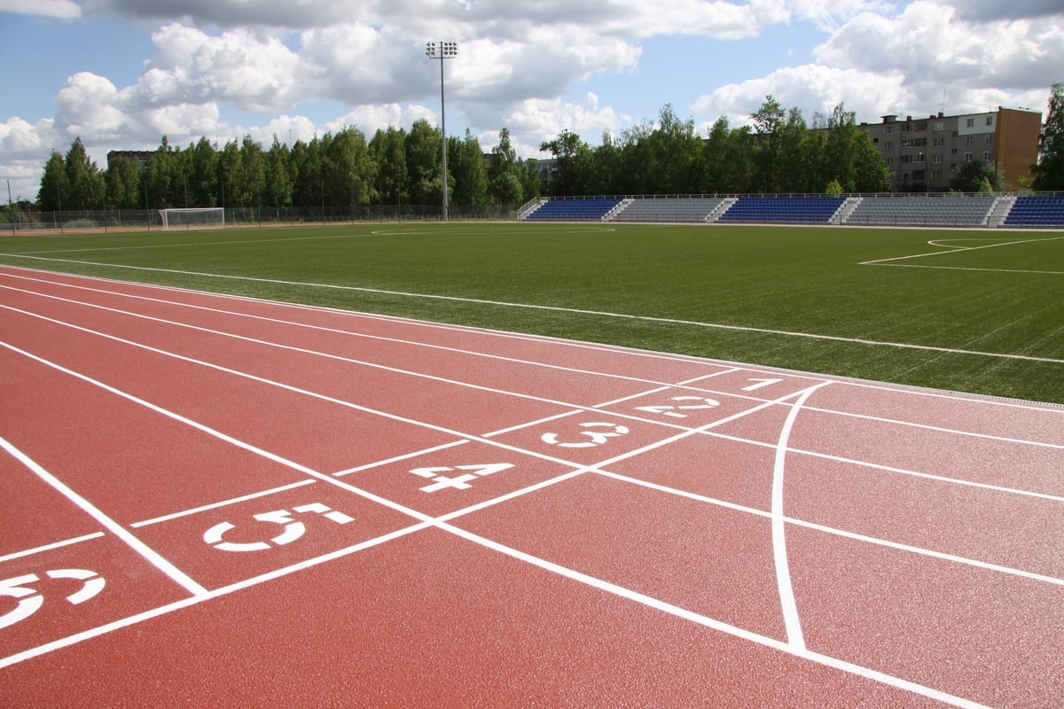 спортплощадки с футбольным полем. школьный стадион круг 200м поле 60х30м спортплощадка 24х15м. футбольное поле с беговой дорожкой. футбольное поле беговая дорожка. футбольное поле 40 х 60 с беговой дорожкой 200 м.